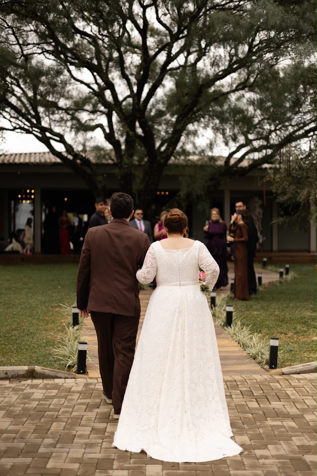 Noivos caminhando pelo jardim — casamento