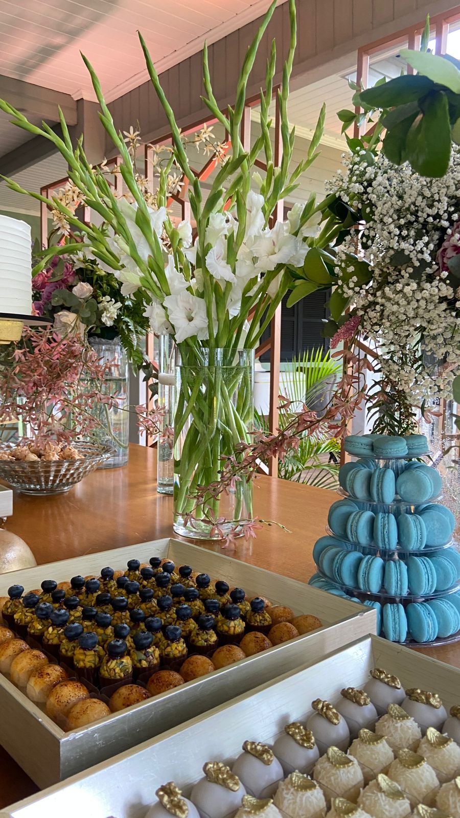 Mesa de doces e flores — casamento