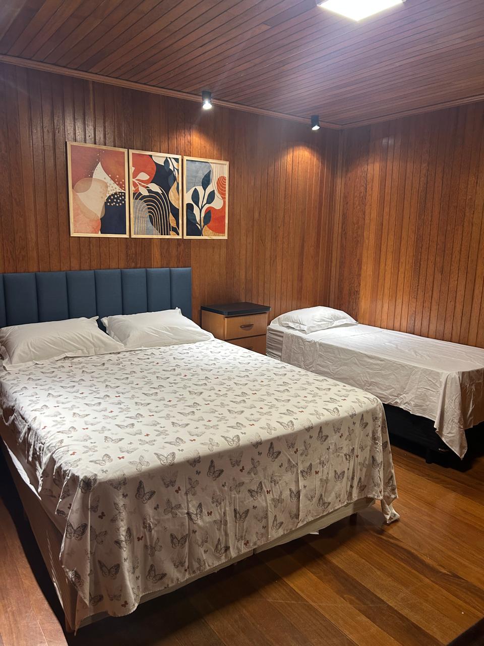 Quarto decorado com borboletas — detalhes da casa