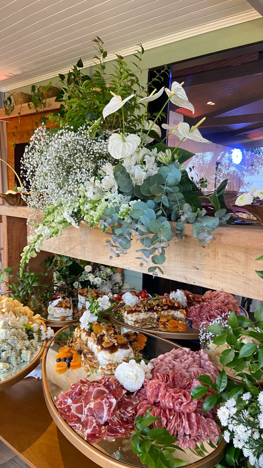 Mesa de queijos e flores na varanda — casamento