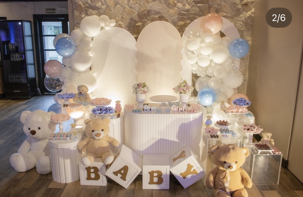 Decoração de chá de bebê com ursos e arco de balões