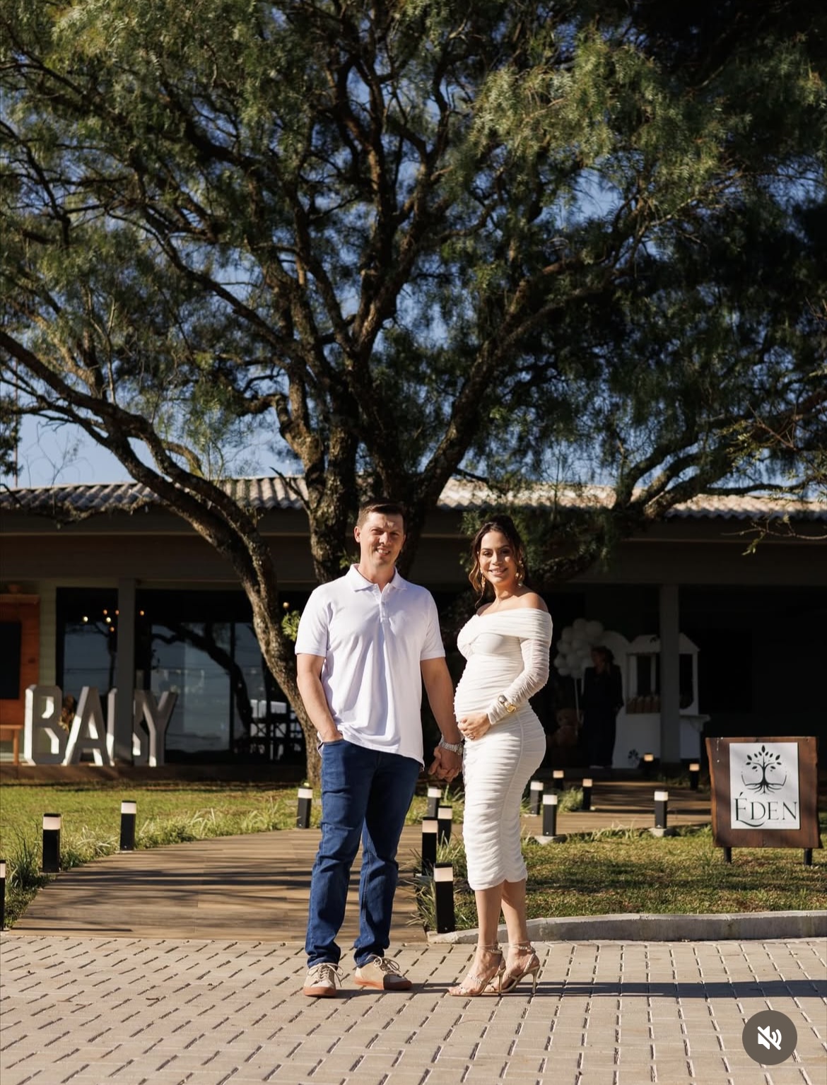 Casal grávido em frente à Árvore da Vida do Éden