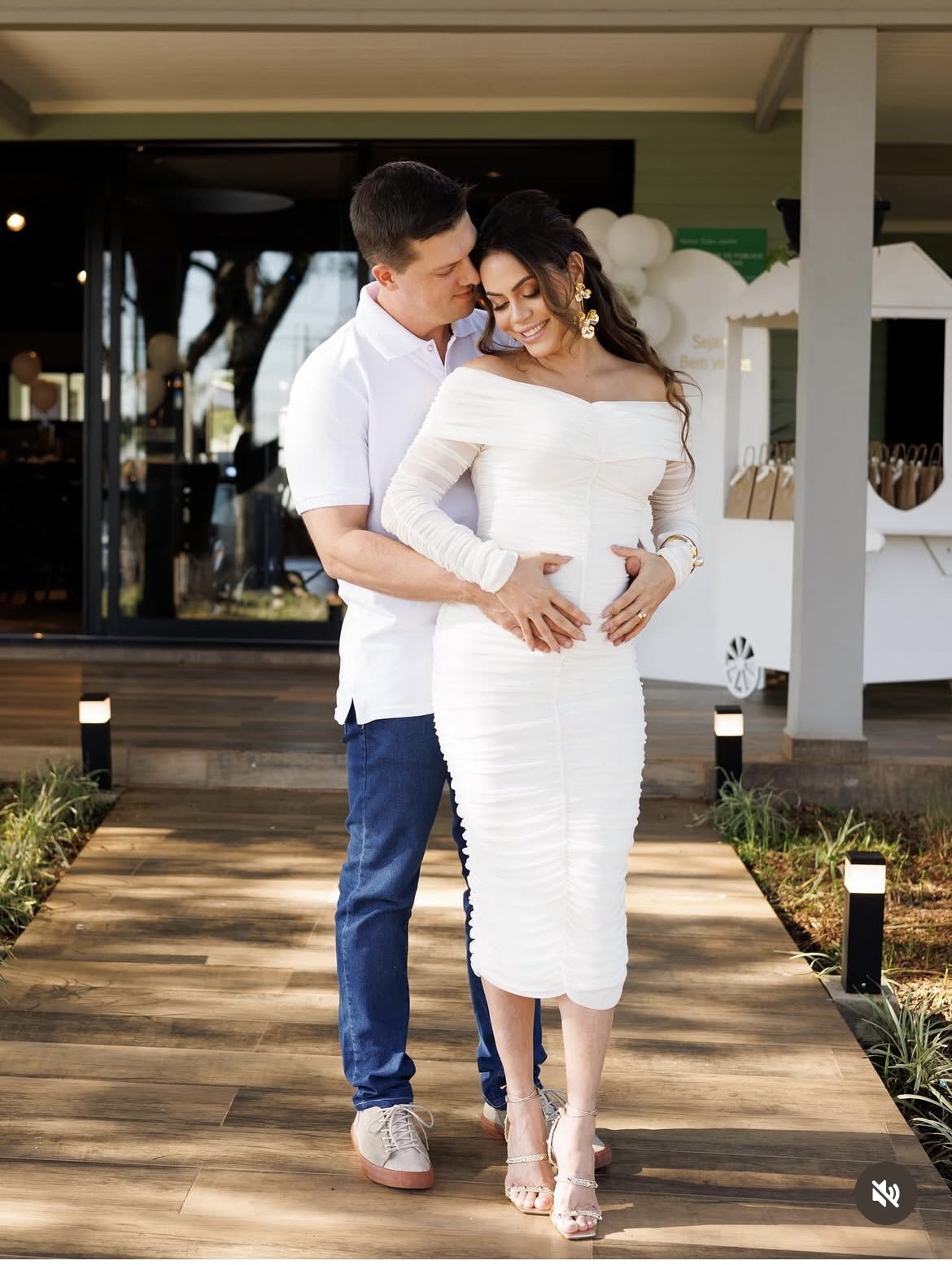 Casal grávido na entrada do Éden