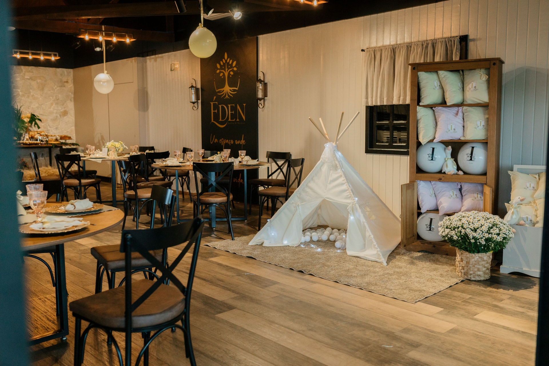 Decoração infantil com tenda e almofadas