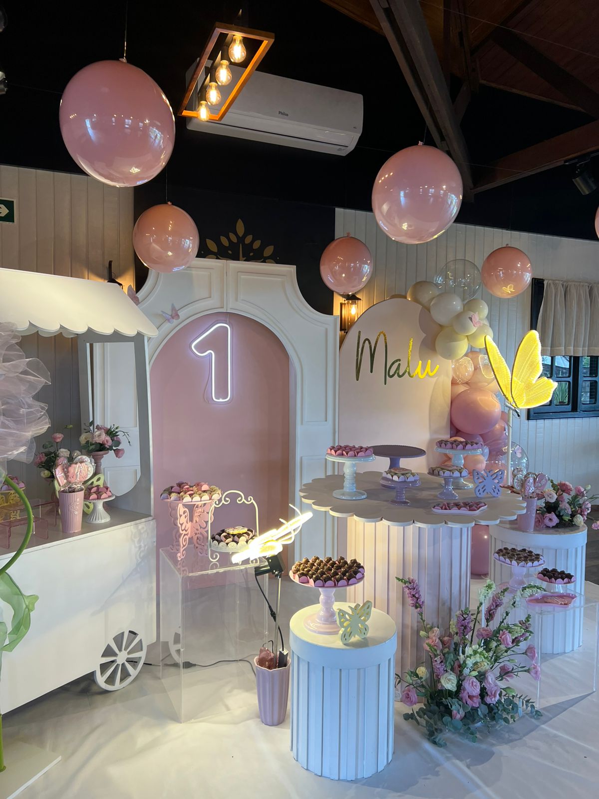 Festa de 1 ano da Malu com decoração rosa e borboletas